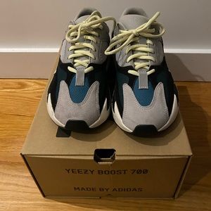 YEEZY BOOST 700